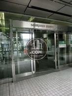 床面はタイル張りで自動ドアはシルバーを基調としています