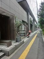 正面玄関の向って左側には店舗が入居中です