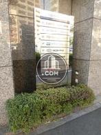 植栽に囲われた自立型テナントサイン