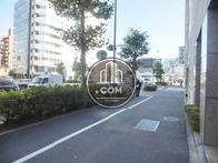 玄関前の幅広い歩道