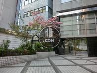 大きな木が植えられた玄関前