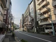 敷地の前後を道路に挟まれています