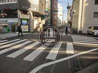 交差点の角地に位置しています