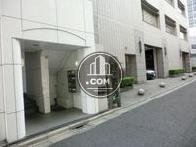 白を基調にした清潔感のあるエントランス