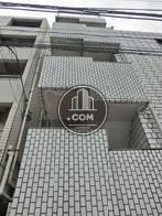 建物の正面左側にあります
