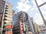 看板があるので目立つビルです