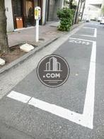 パーキングメーターの点在する前面公道