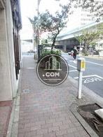 街路樹のある前面歩道