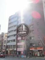 目立つ色調の建物