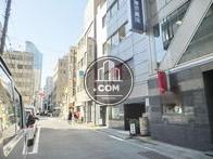 交通量の少ない公道沿いです