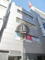 玄関前から見上げた外装