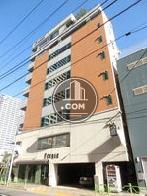 明るい外装が施された側面