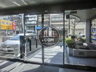 ガラス張りで明るいエントランスホールです