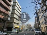 物件前の道路は広くて開放的です