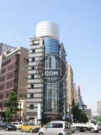 屋上の広告塔も印象的です