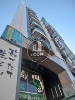 見上げた外観です