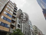 オフィスビルが建ち並びます