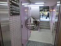 エレベーター内から見たエントランスです