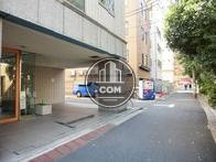 正面玄関から日比谷通り方面道路です