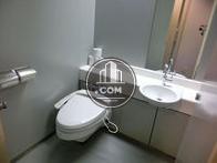 男子トイレブースの中に手洗い水洗があり、大型の鏡も備え付けられています