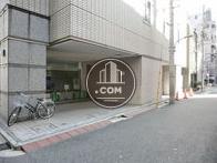 正面玄関右側、３面が接道しています