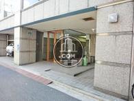 正面玄関遠景です