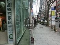 前面の歩道は広くとられております。
