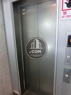 銀色の扉のエレベーター。