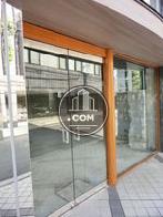ミラー加工され美しいビル正面