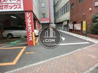 正面左側はパーキングで建物が隣接していません