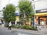 駅前の賑やかな通り沿いの物件です