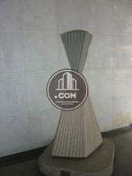 エントランスにはモニュメントが置いてあり、高級感があります。