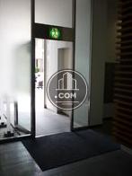 エントランス横の非常口です