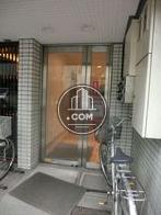 ガラス張りの玄関ドアを採用