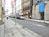 玄関前の舗装された歩道