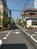 物件裏の十字路。裏手に回ると住宅が多く見えます