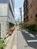 物件脇の小道。右手に物件があります