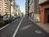前面の広々とした歩道