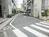 側面の道路もなだらかな坂道です