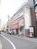 大小の店舗が建ち並ぶエリア