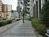歩道との間に余地があり、植栽で彩られています