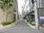 裏手は細い路地に面しています
