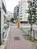 街路樹の点在する前面歩道