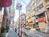 様々な店舗が建ち並ぶ環境
