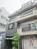 正面玄関は建物の左側にあります