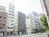 通り沿いにはビルが多数建ち並びます