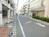 前面道路右側です