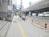 玄関前の綺麗に舗装された歩道
