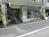 玄関入り口、１階はガラス張りです