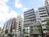 靖国通りは中高層ビルが多く建ち並びます